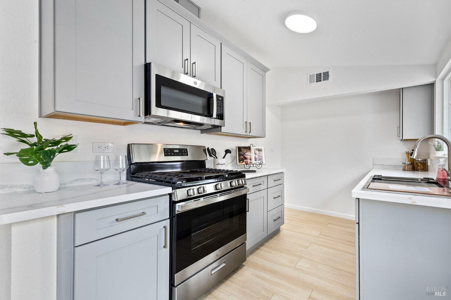 Detail Gallery Image 16 of 41 For 240 Rinaldo Dr, Vallejo,  CA 94589 - 3 Beds | 1 Baths