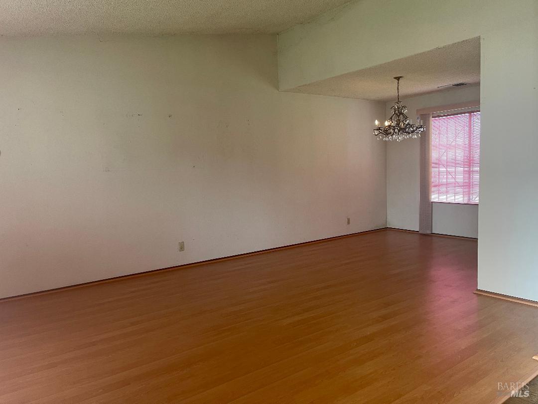 Detail Gallery Image 6 of 15 For 100 Obsidian Ct, Vallejo,  CA 94589 - 4 Beds | 2/1 Baths