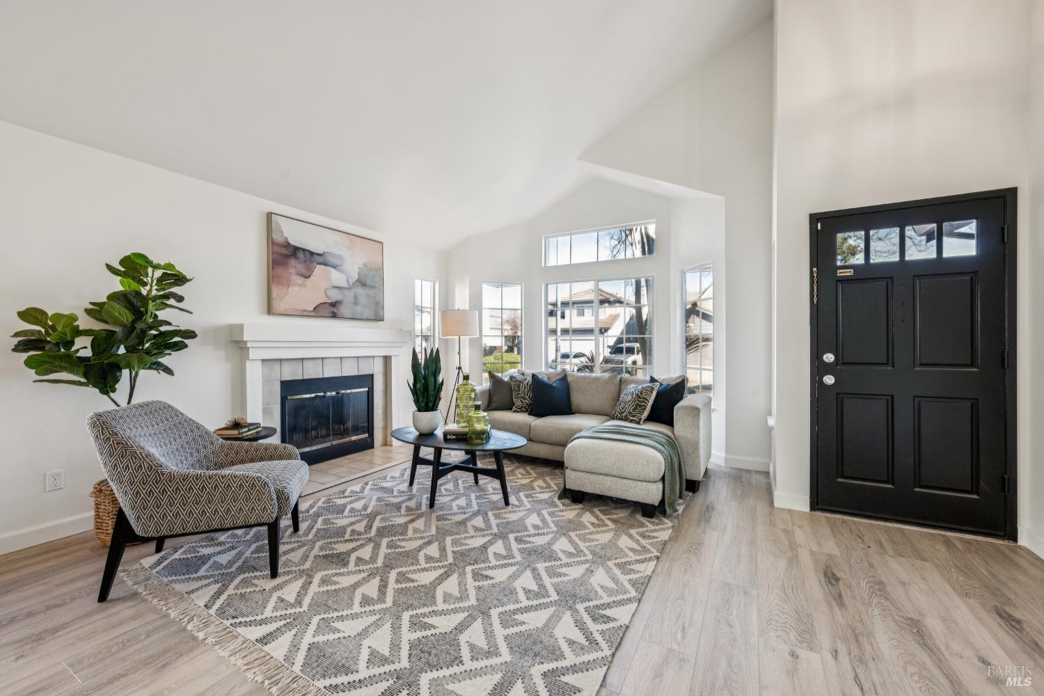 Detail Gallery Image 5 of 41 For 160 Flametree Cir, Windsor,  CA 95492 - 3 Beds | 2 Baths