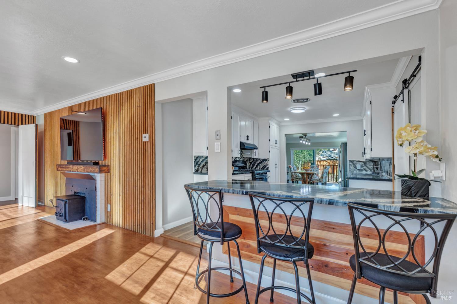 Detail Gallery Image 9 of 37 For 1260 Meadow Ln, Concord,  CA 94520 - 4 Beds | 3 Baths