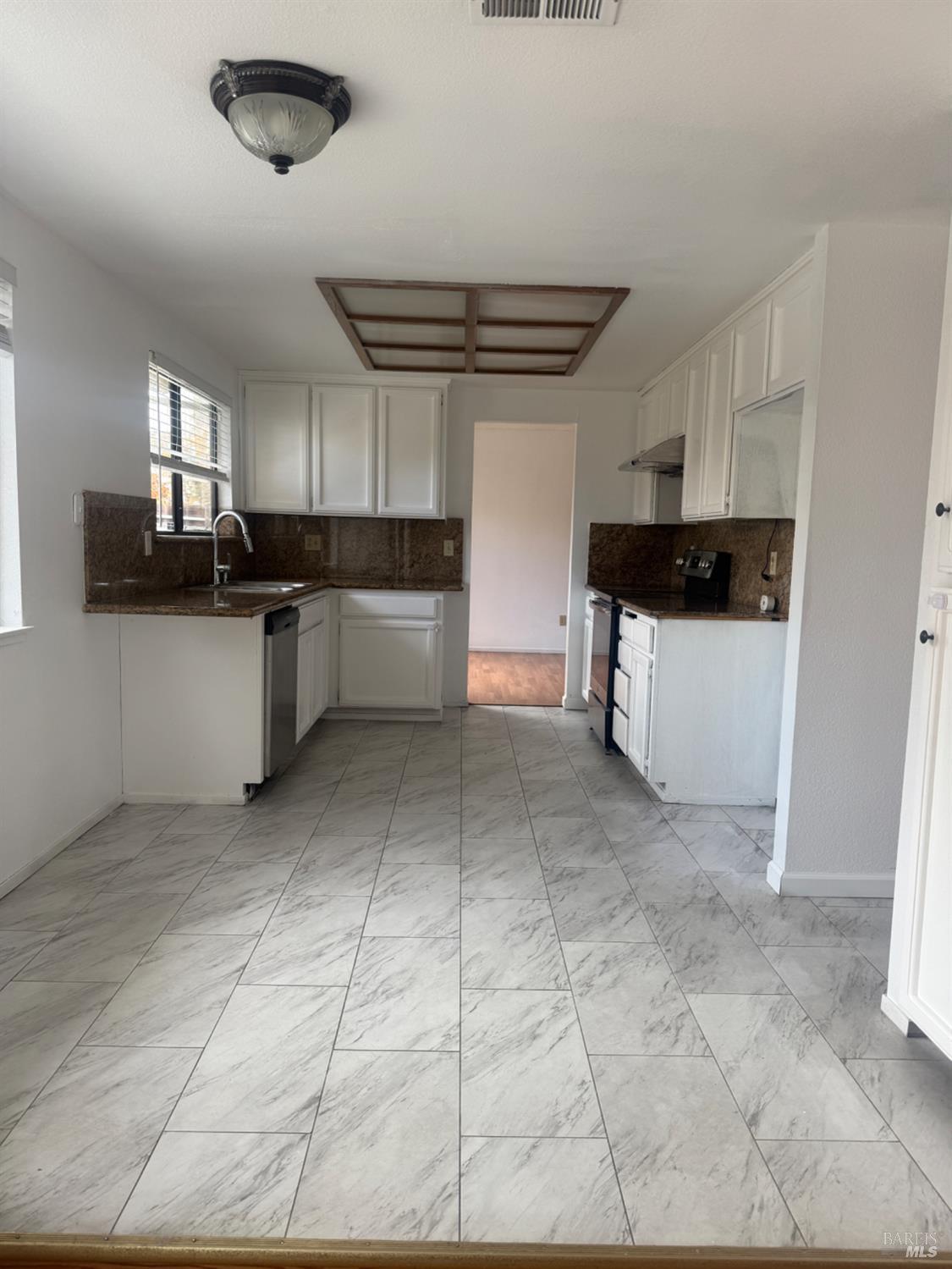 Detail Gallery Image 8 of 15 For 290 Kent Pl, American Canyon,  CA 94503 - 4 Beds | 2/1 Baths