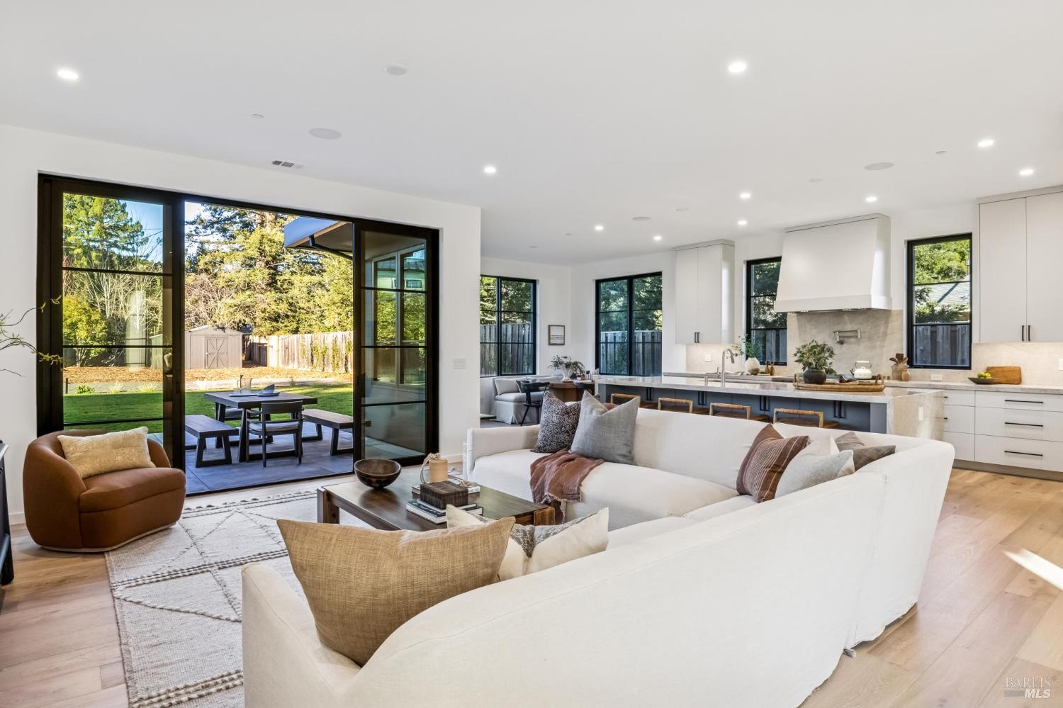 Detail Gallery Image 5 of 76 For 33 Fawn Dr, San Anselmo,  CA 94960 - 5 Beds | 4/1 Baths