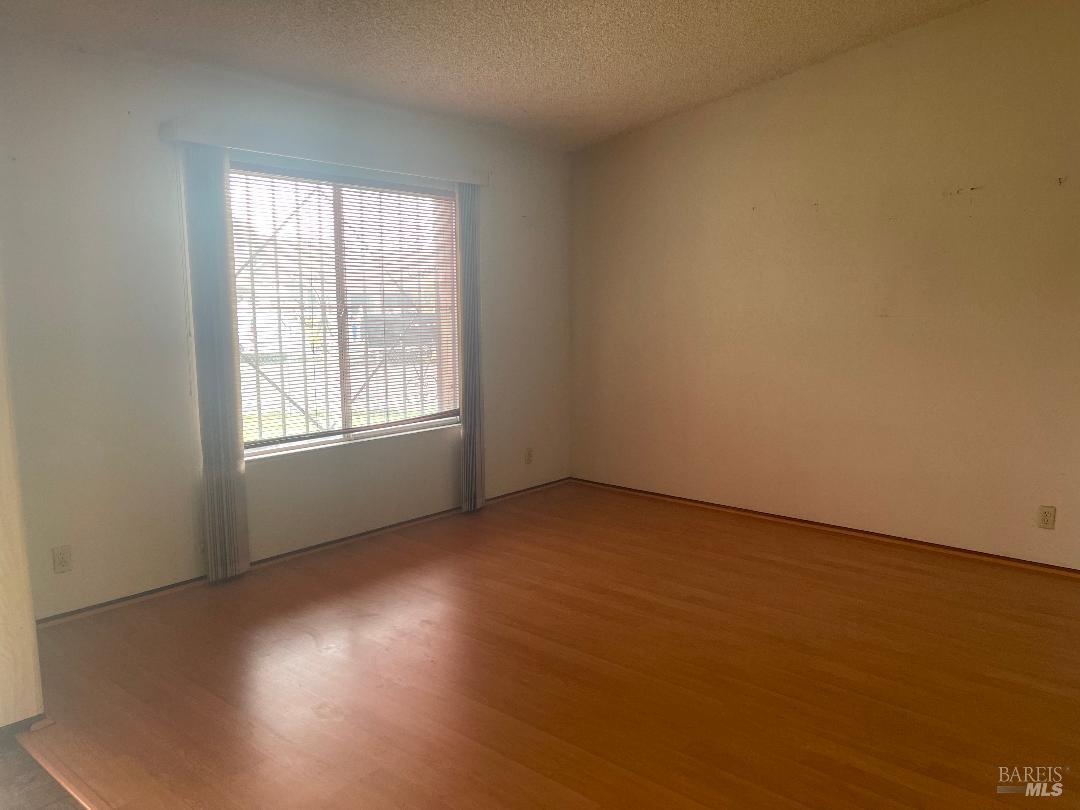 Detail Gallery Image 12 of 15 For 100 Obsidian Ct, Vallejo,  CA 94589 - 4 Beds | 2/1 Baths