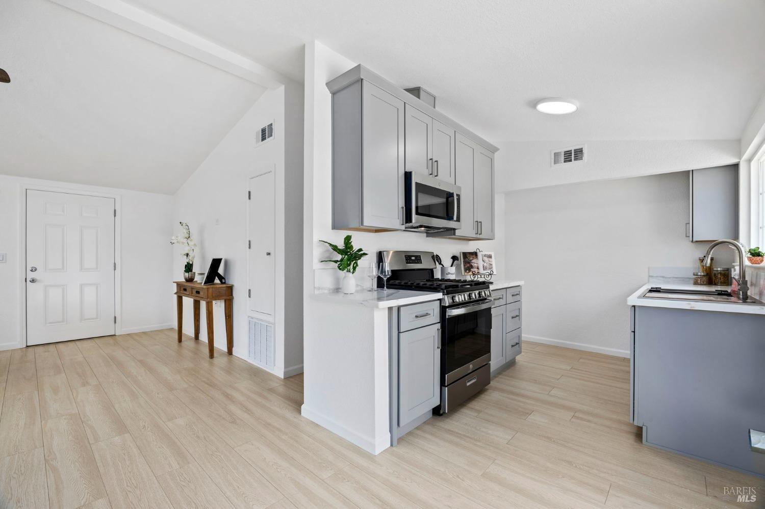 Detail Gallery Image 13 of 41 For 240 Rinaldo Dr, Vallejo,  CA 94589 - 3 Beds | 1 Baths