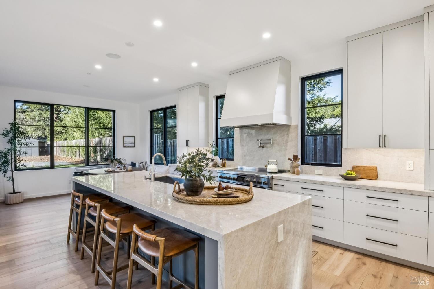 Detail Gallery Image 16 of 76 For 33 Fawn Dr, San Anselmo,  CA 94960 - 5 Beds | 4/1 Baths