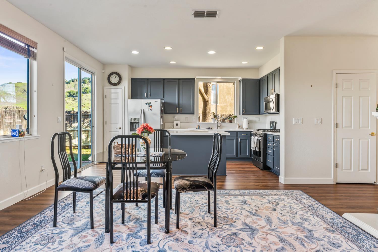 Detail Gallery Image 14 of 49 For 4134 Penny Ln, Vallejo,  CA 94591 - 3 Beds | 2/1 Baths