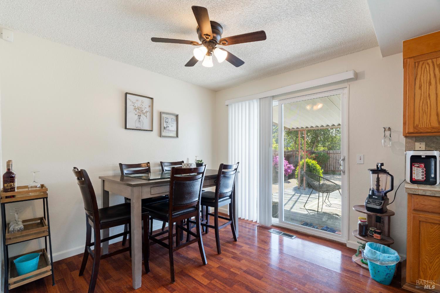 Detail Gallery Image 13 of 44 For 107 Lexington Dr, Vallejo,  CA 94591 - 3 Beds | 2/1 Baths