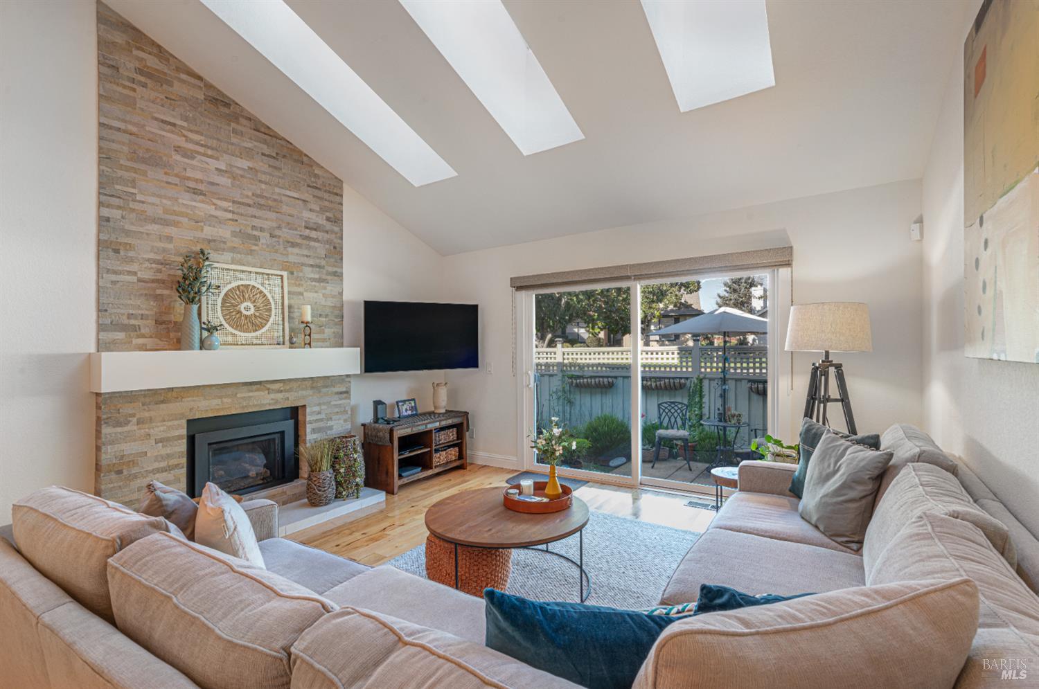 Detail Gallery Image 8 of 54 For 369 Singing Brook Cir, Santa Rosa,  CA 95409 - 2 Beds | 2 Baths