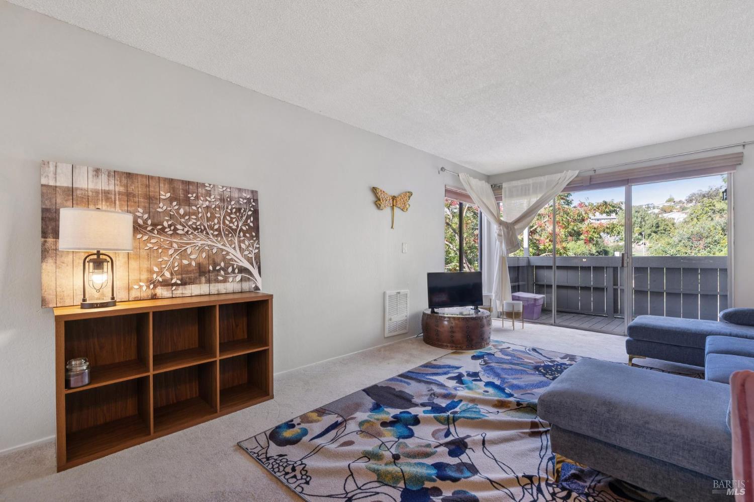 Detail Gallery Image 7 of 34 For 900 Southampton Rd #2,  Benicia,  CA 94510 - 1 Beds | 1 Baths