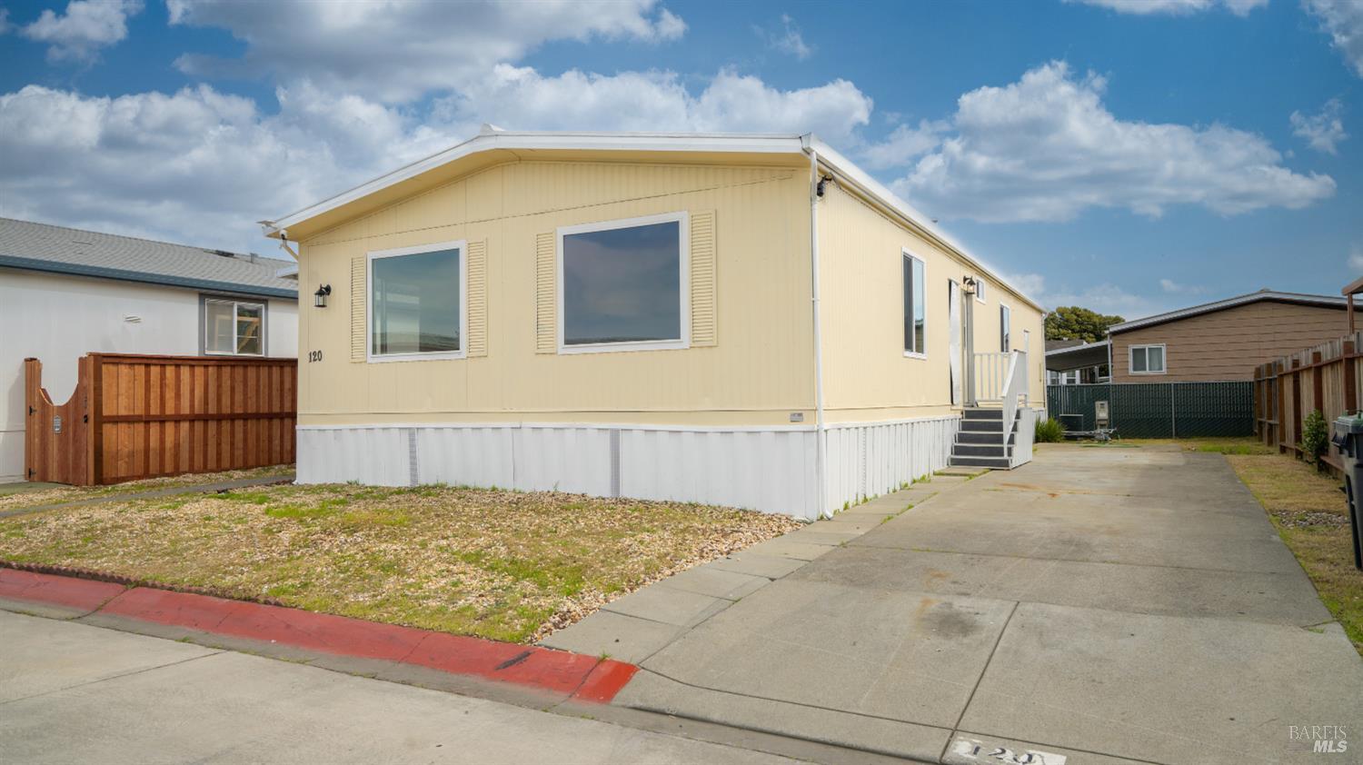 Detail Gallery Image 4 of 35 For 120 Century Ct Ct, Fairfield,  CA 94533 - 2 Beds | 2 Baths