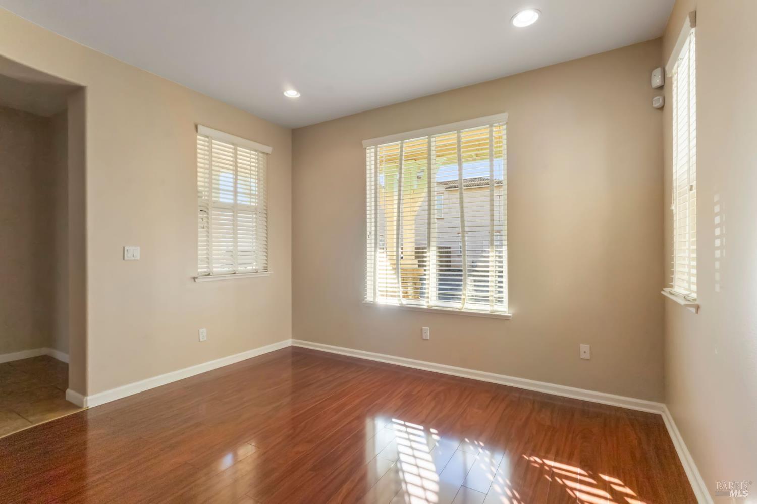 Detail Gallery Image 4 of 48 For 5018 Brown Ln, Fairfield,  CA 94533 - 3 Beds | 2/1 Baths