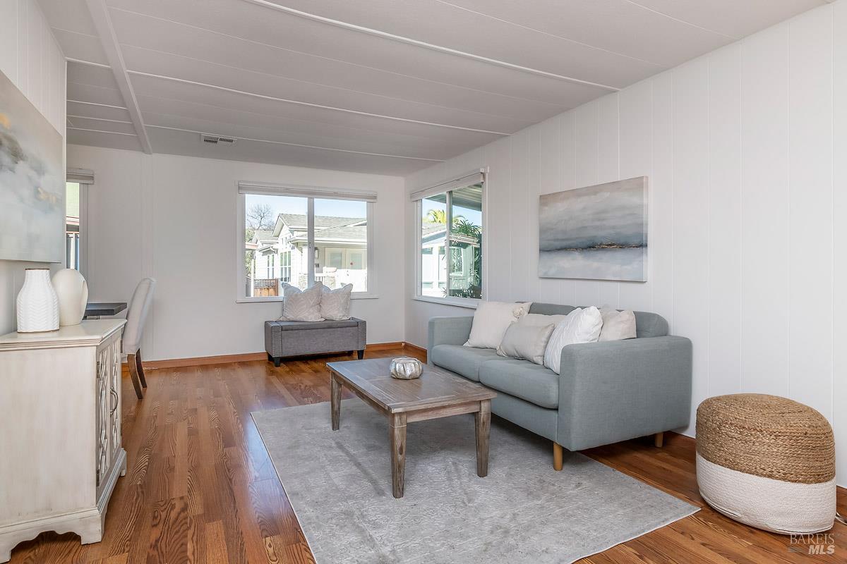 Detail Gallery Image 4 of 16 For 119 Marin Valley Dr, Novato,  CA 94949 - 2 Beds | 2 Baths