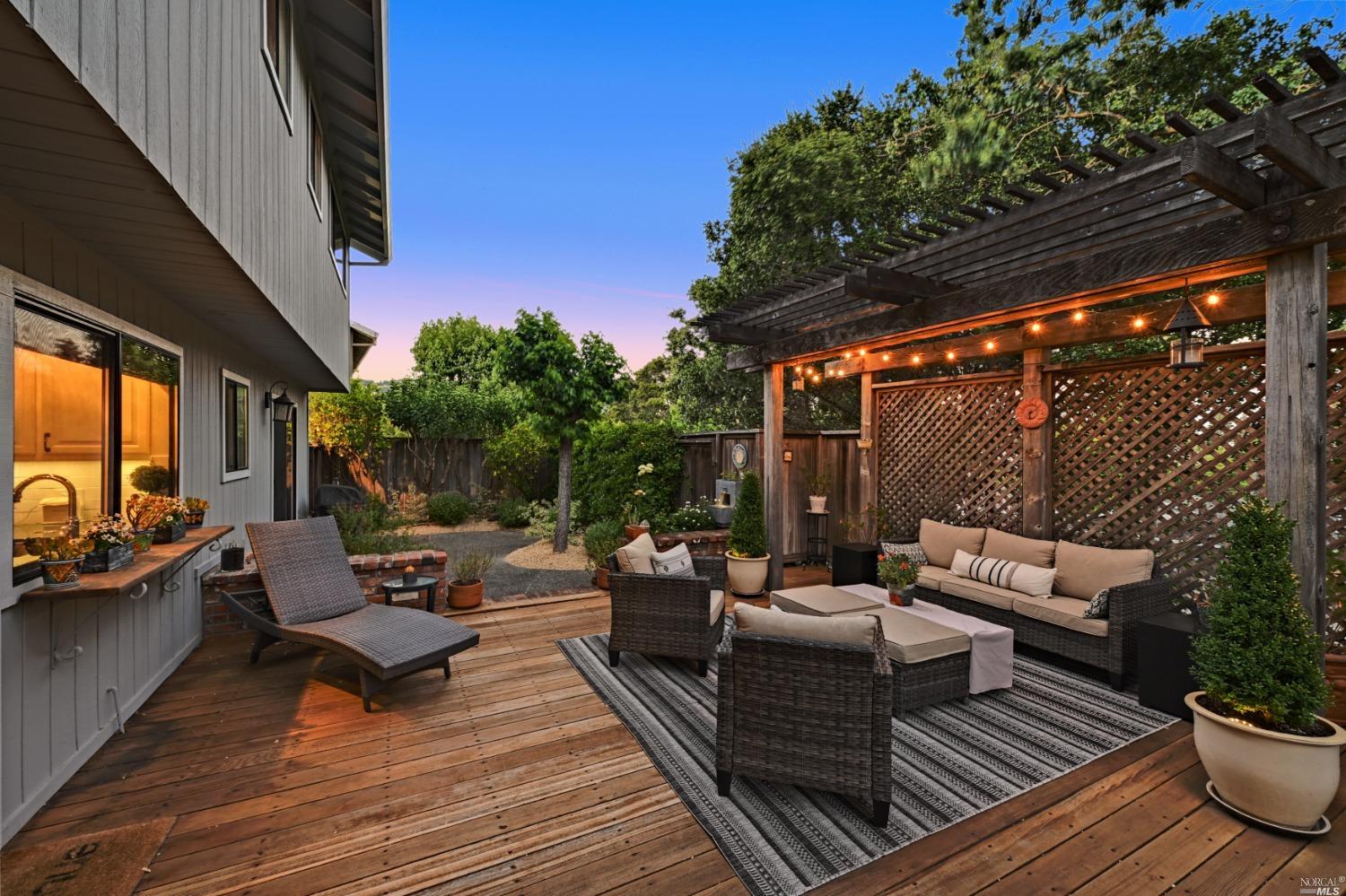 Detail Gallery Image 4 of 39 For 117 Michele Cir, Novato,  CA 94947 - 4 Beds | 3 Baths