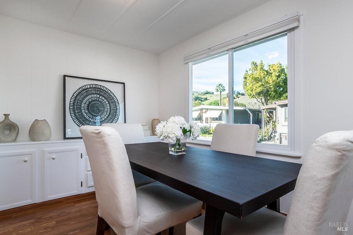 Detail Gallery Image 8 of 16 For 119 Marin Valley Dr, Novato,  CA 94949 - 2 Beds | 2 Baths