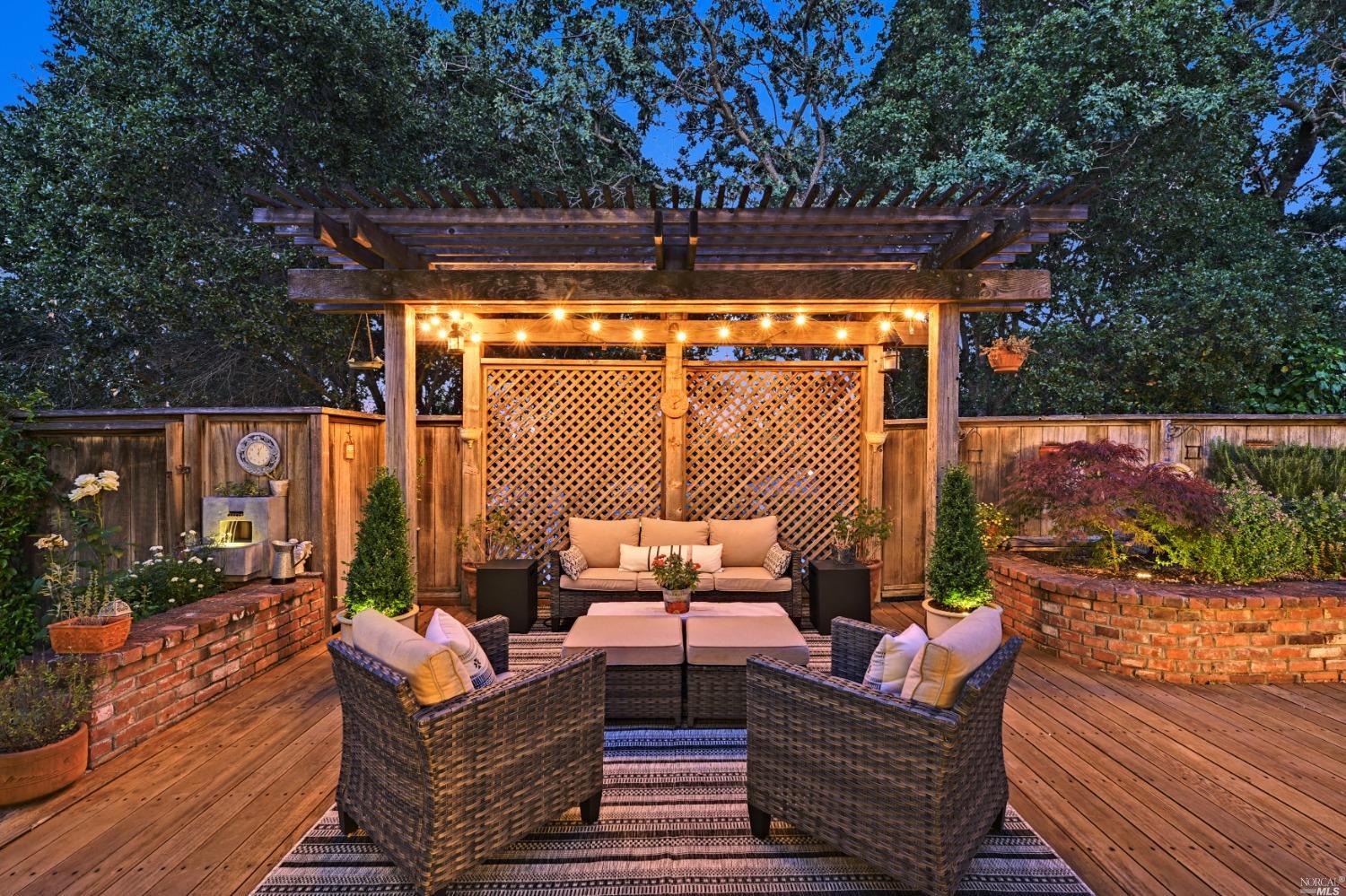 Detail Gallery Image 2 of 39 For 117 Michele Cir, Novato,  CA 94947 - 4 Beds | 3 Baths