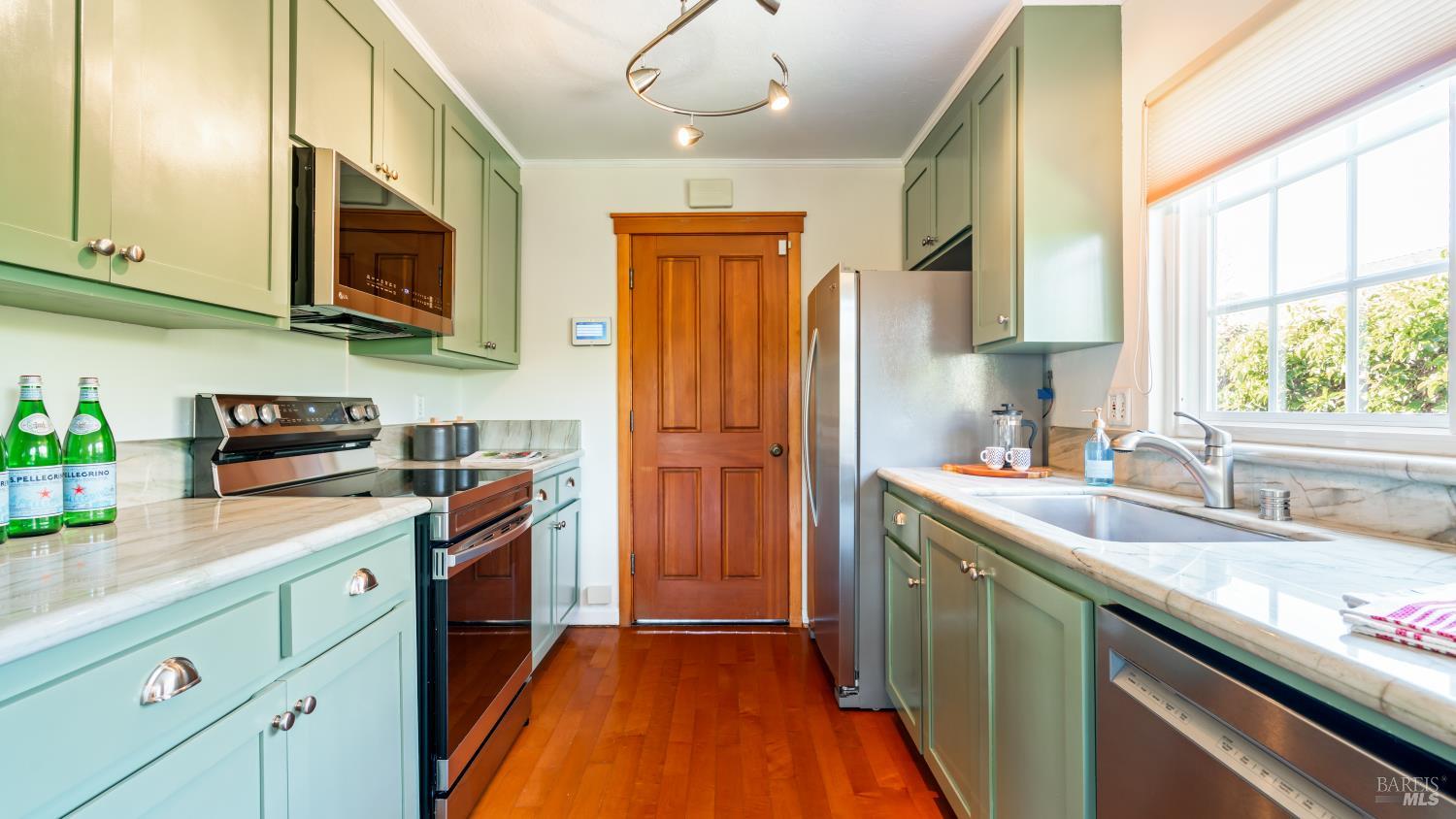 Detail Gallery Image 25 of 34 For 40 Surfwood Cir, San Rafael,  CA 94901 - 4 Beds | 2 Baths