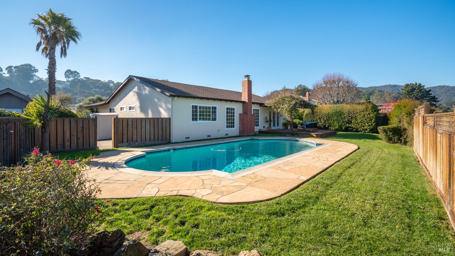 Detail Gallery Image 16 of 34 For 40 Surfwood Cir, San Rafael,  CA 94901 - 4 Beds | 2 Baths