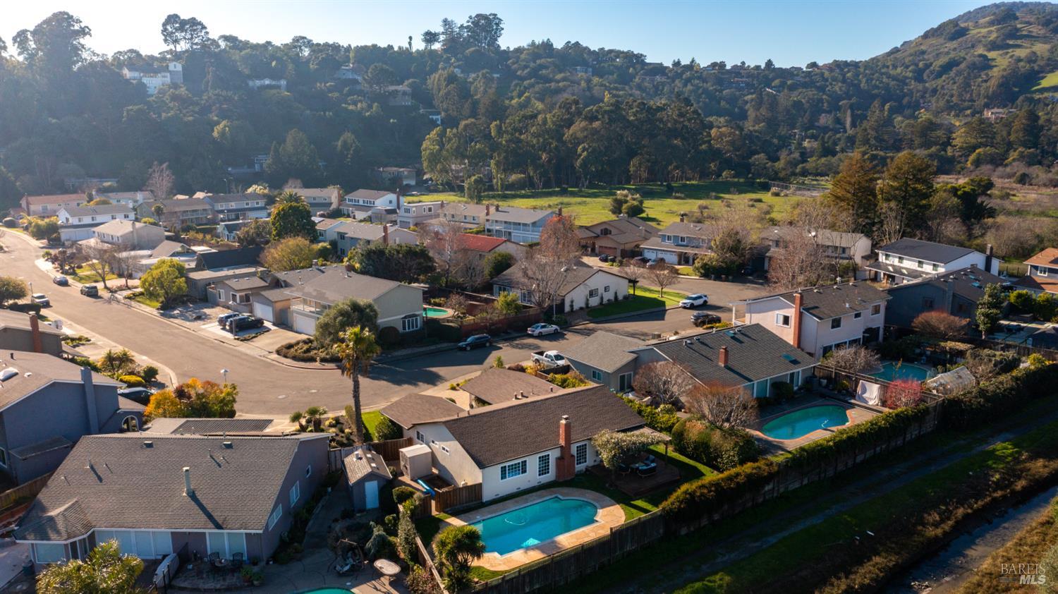 Detail Gallery Image 31 of 34 For 40 Surfwood Cir, San Rafael,  CA 94901 - 4 Beds | 2 Baths