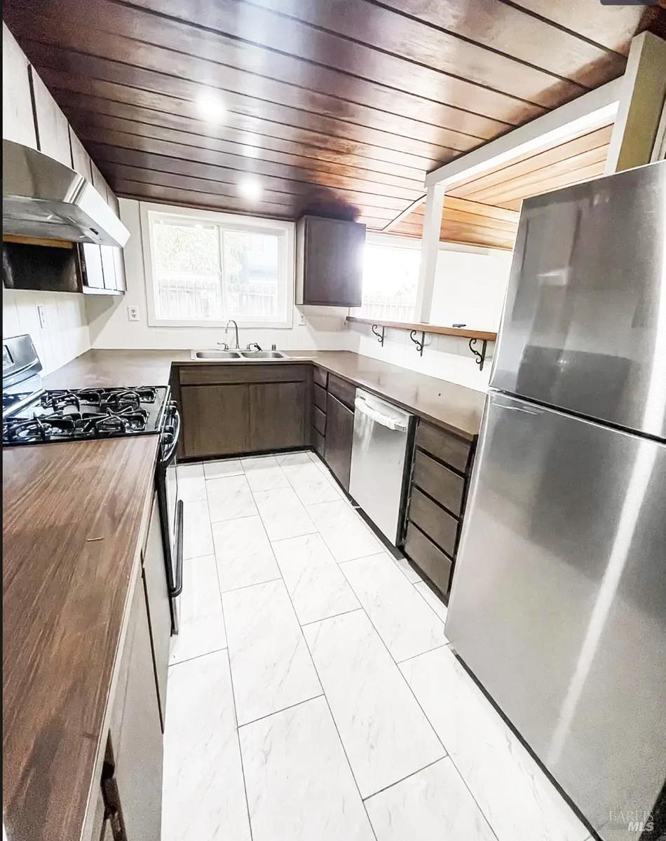 Detail Gallery Image 8 of 13 For 919 Naify Ln, Santa Rosa,  CA 95407 - 5 Beds | 2 Baths