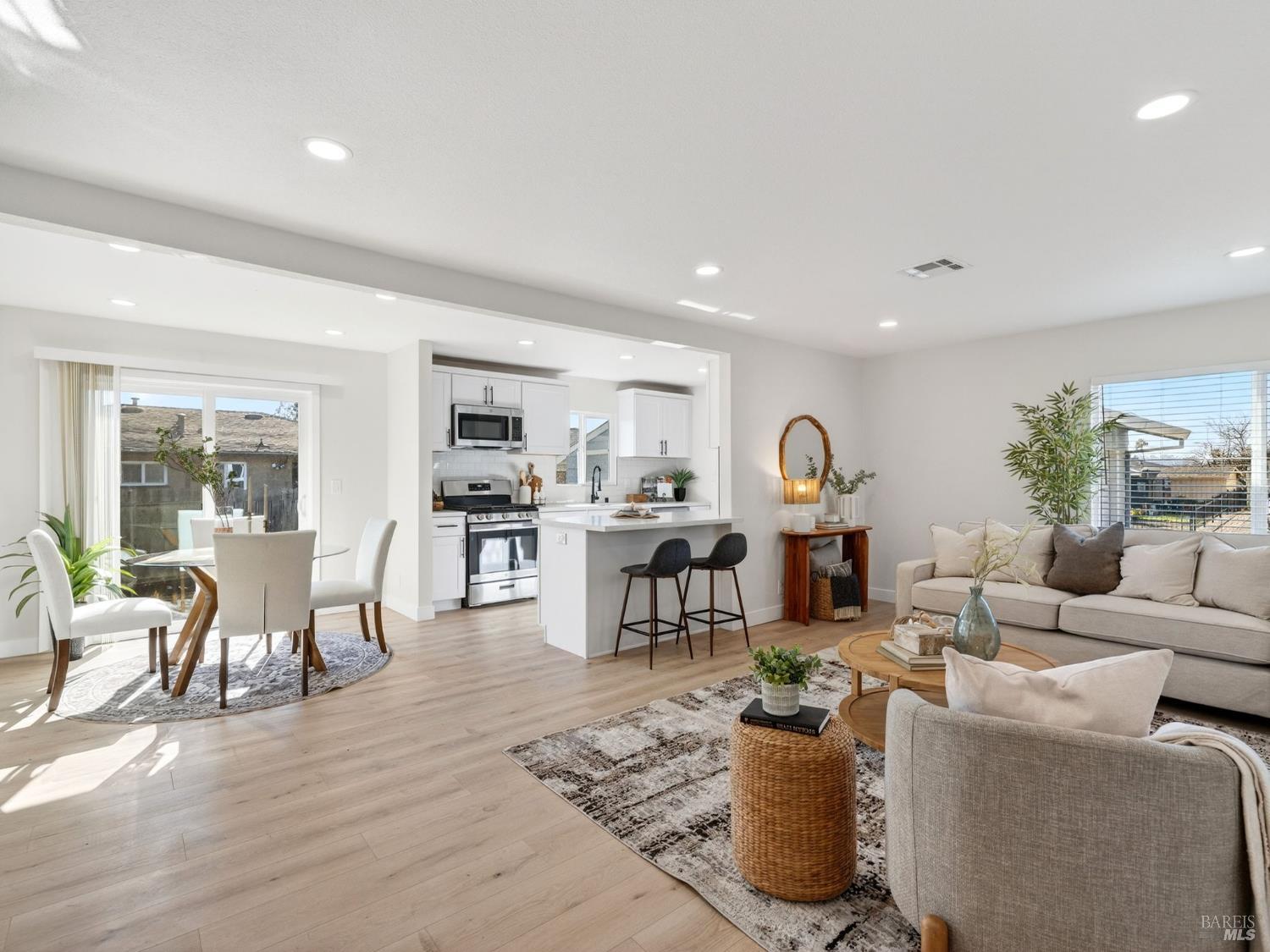 Detail Gallery Image 4 of 43 For 138 Dieninger St, Vallejo,  CA 94589 - 3 Beds | 2 Baths