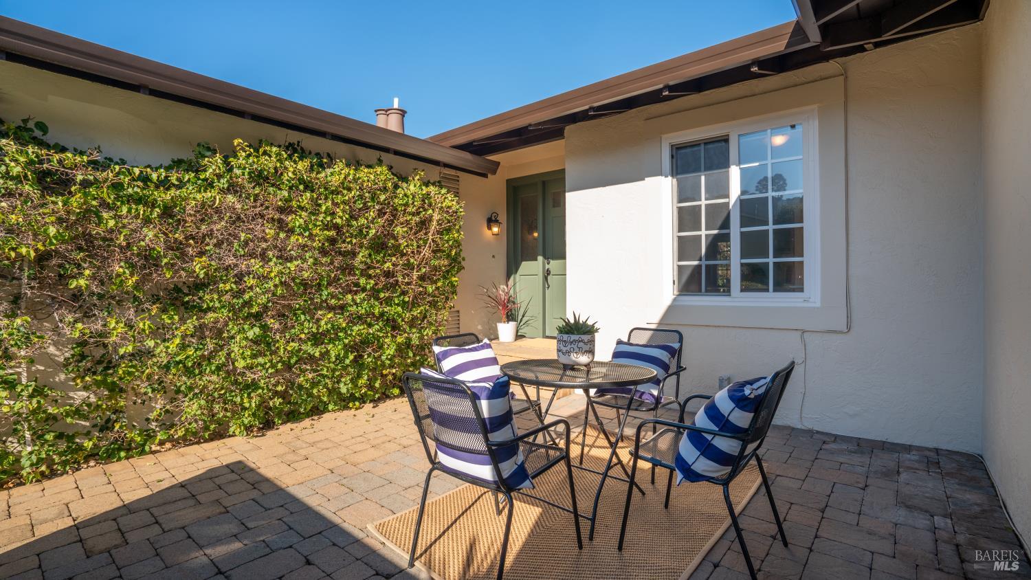 Detail Gallery Image 23 of 34 For 40 Surfwood Cir, San Rafael,  CA 94901 - 4 Beds | 2 Baths