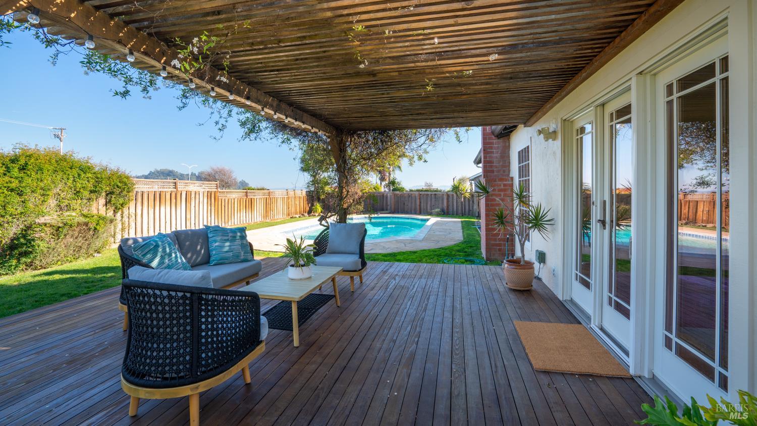 Detail Gallery Image 13 of 34 For 40 Surfwood Cir, San Rafael,  CA 94901 - 4 Beds | 2 Baths