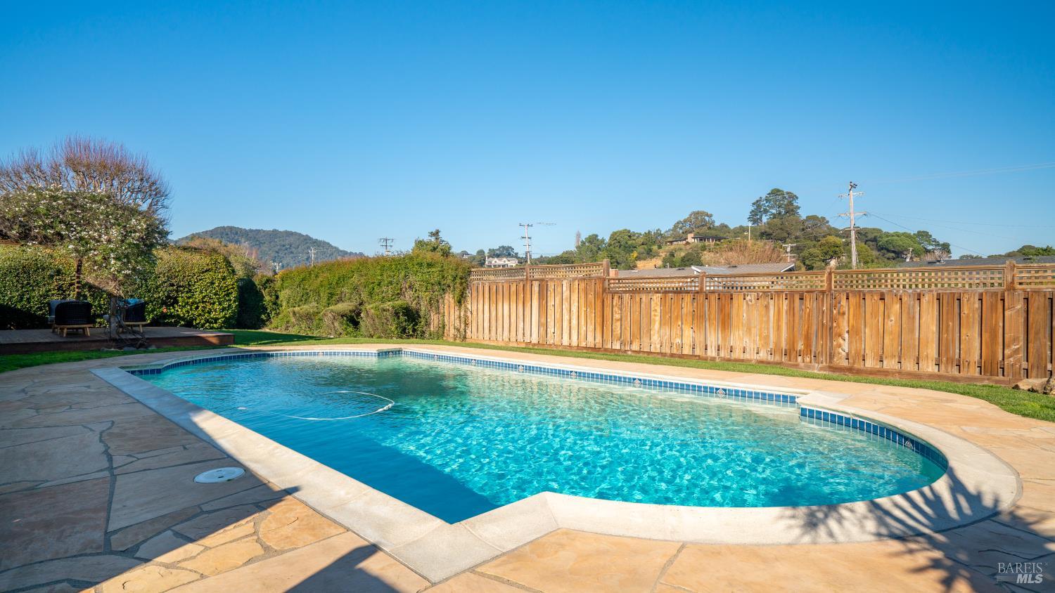 Detail Gallery Image 14 of 34 For 40 Surfwood Cir, San Rafael,  CA 94901 - 4 Beds | 2 Baths