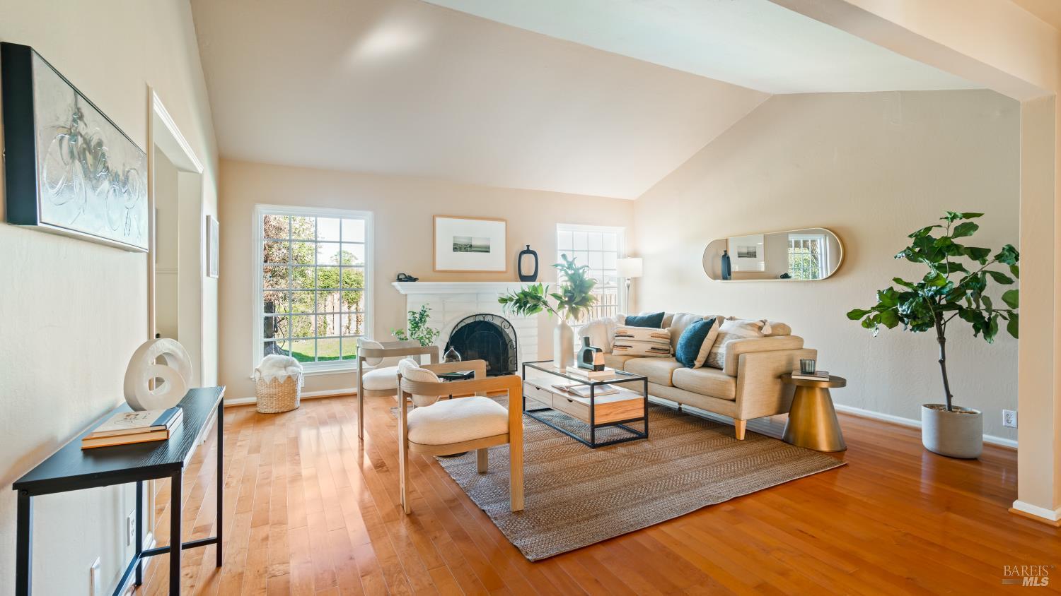 Detail Gallery Image 2 of 34 For 40 Surfwood Cir, San Rafael,  CA 94901 - 4 Beds | 2 Baths