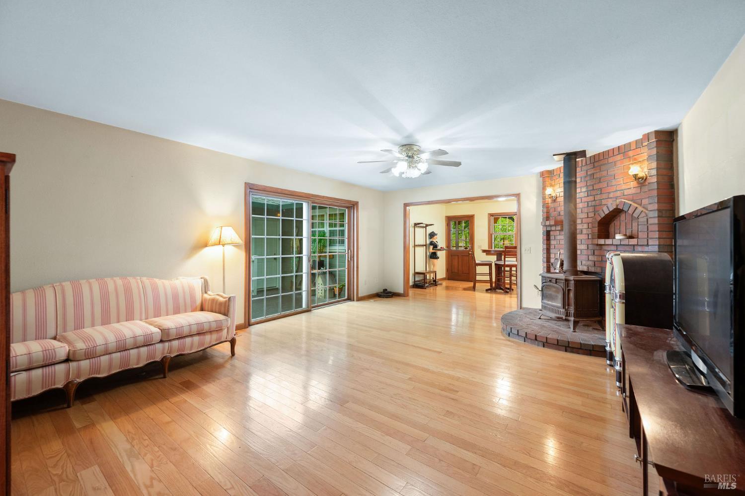 Detail Gallery Image 12 of 50 For 105 Serres Dr, Sonoma,  CA 95476 - 5 Beds | 3/1 Baths