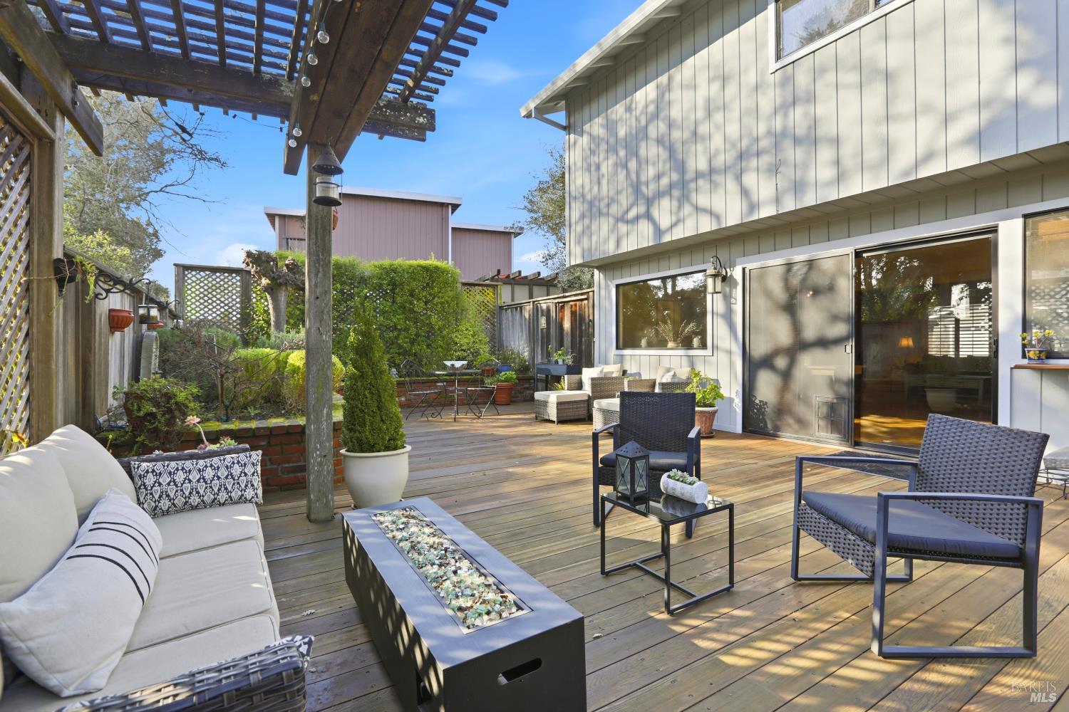 Detail Gallery Image 15 of 39 For 117 Michele Cir, Novato,  CA 94947 - 4 Beds | 3 Baths