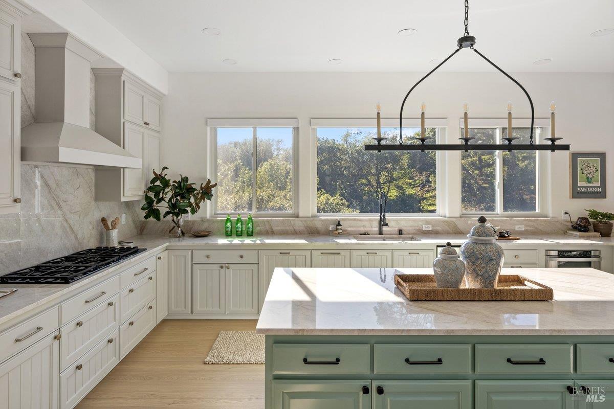 Detail Gallery Image 16 of 32 For 11 Loch Haven Ct, San Rafael,  CA 94901 - 5 Beds | 4/1 Baths