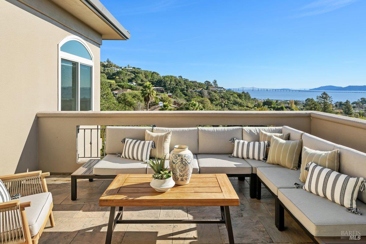 Detail Gallery Image 13 of 32 For 11 Loch Haven Ct, San Rafael,  CA 94901 - 5 Beds | 4/1 Baths