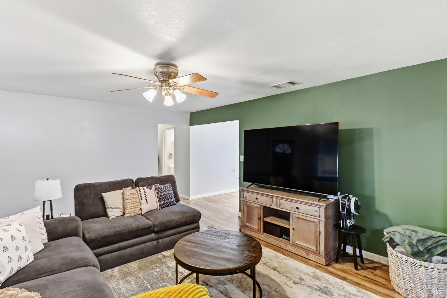 Detail Gallery Image 9 of 61 For 225 E Chestnut St, Dixon,  CA 95620 - 4 Beds | 3 Baths