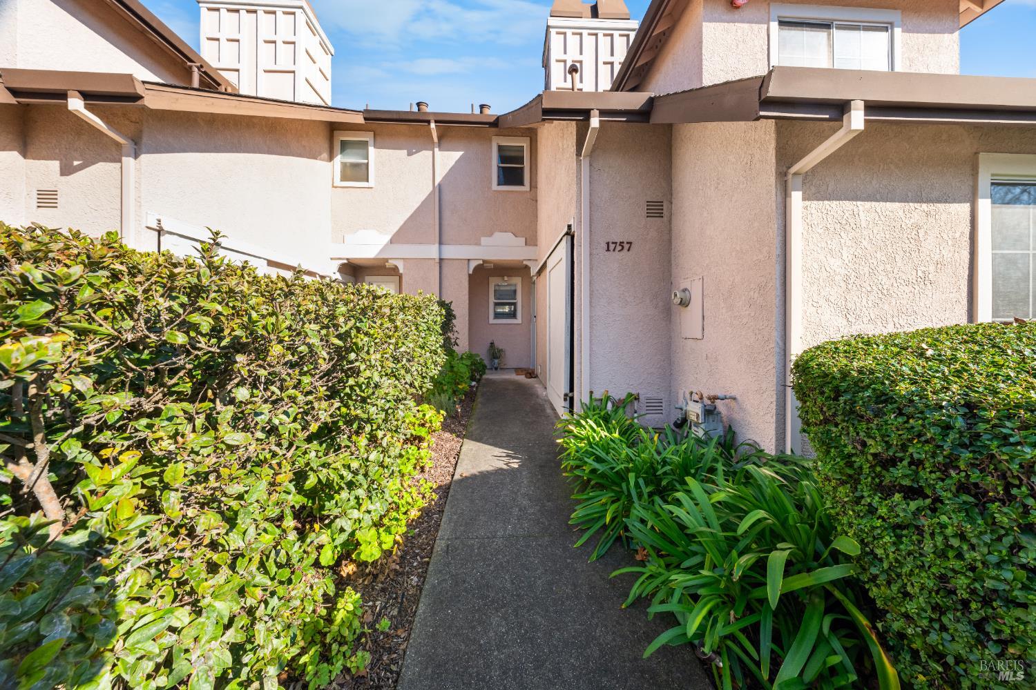 Detail Gallery Image 4 of 39 For 1757 Burgundy Ct, Petaluma,  CA 94954 - 3 Beds | 2 Baths