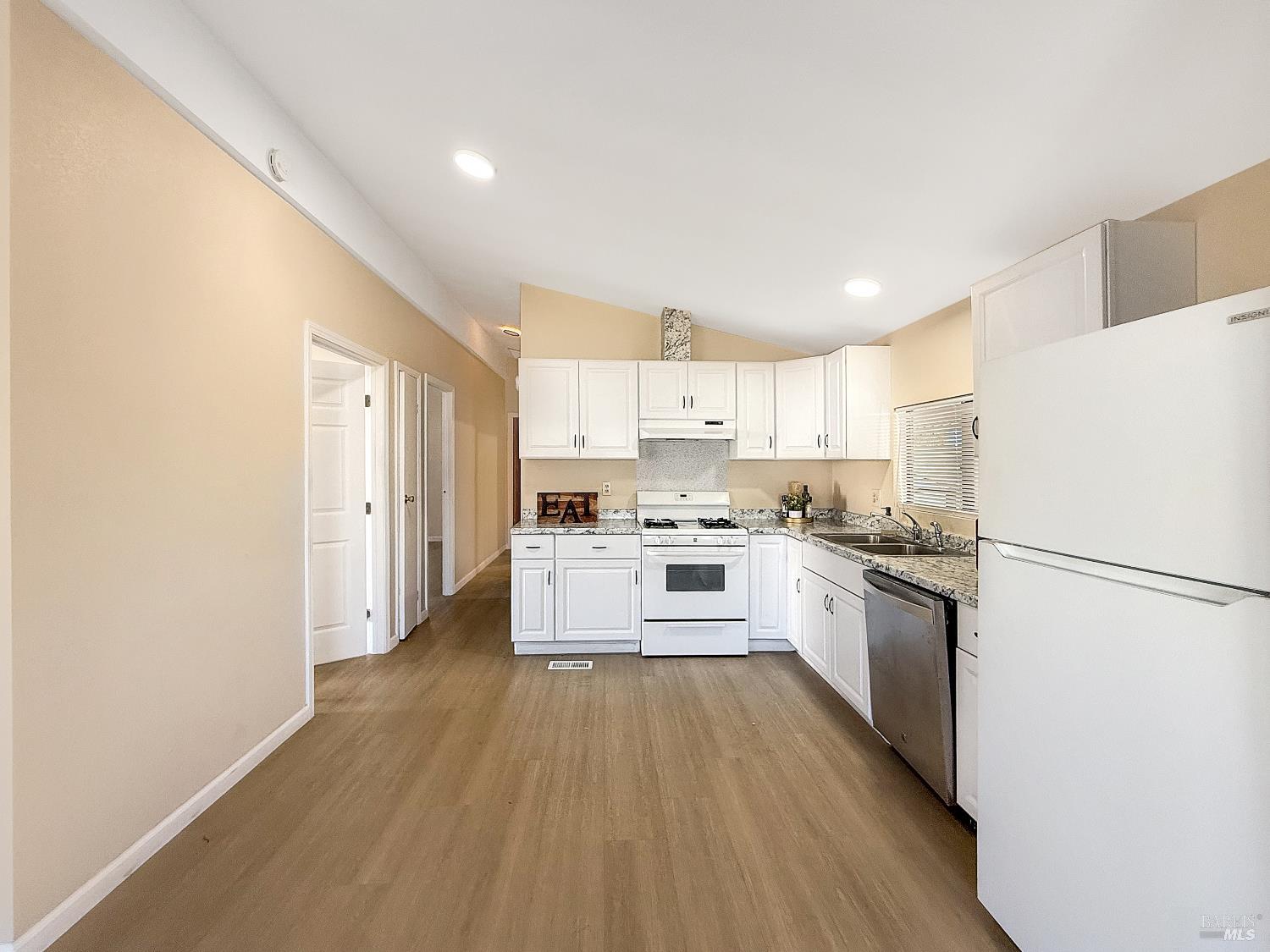 Detail Gallery Image 7 of 23 For 190 Apple Ln, Santa Rosa,  CA 95407 - 2 Beds | 2 Baths