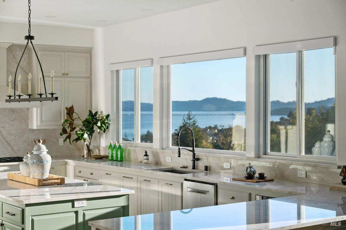 Detail Gallery Image 17 of 32 For 11 Loch Haven Ct, San Rafael,  CA 94901 - 5 Beds | 4/1 Baths