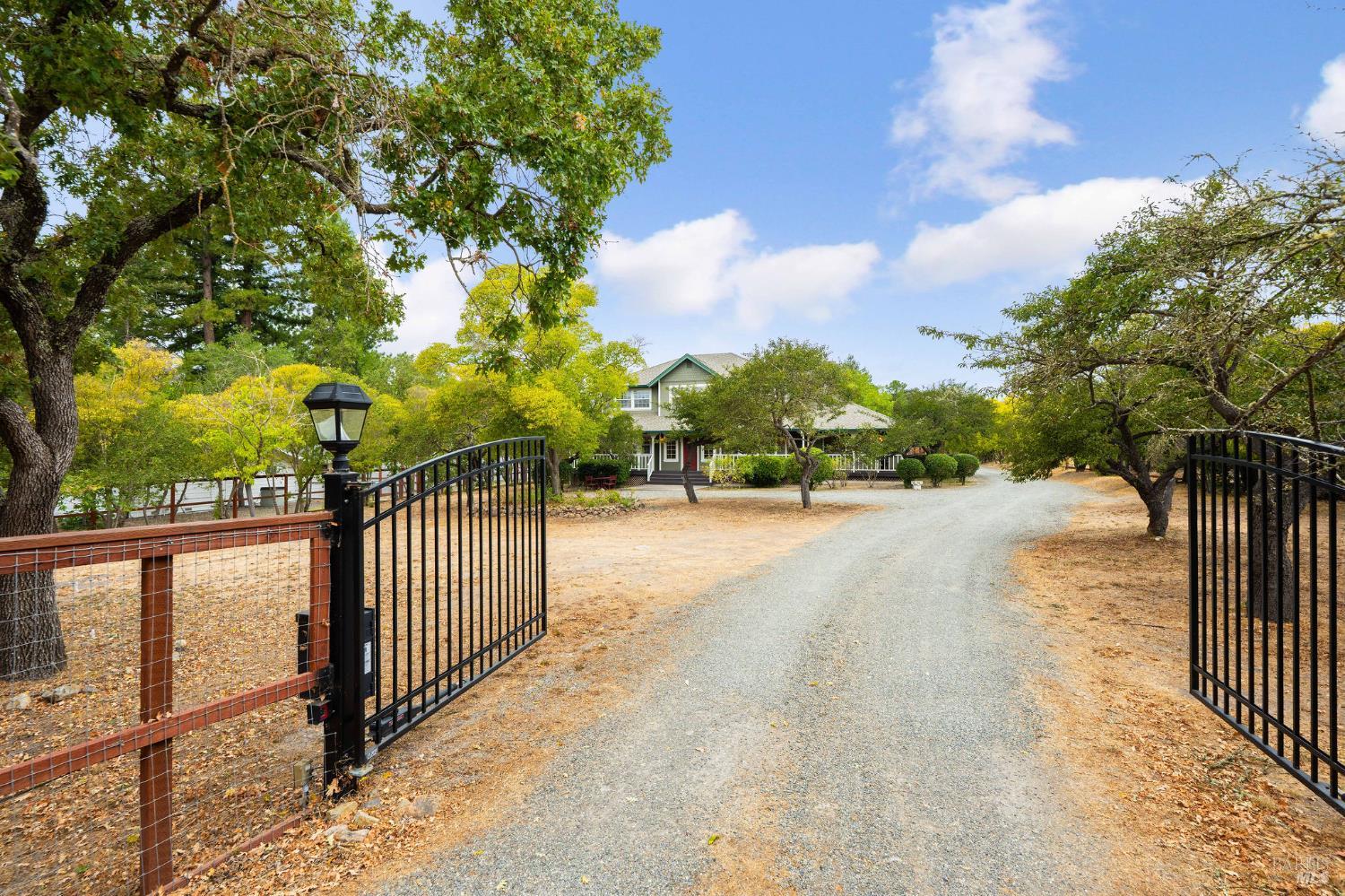 Detail Gallery Image 2 of 50 For 105 Serres Dr, Sonoma,  CA 95476 - 5 Beds | 3/1 Baths