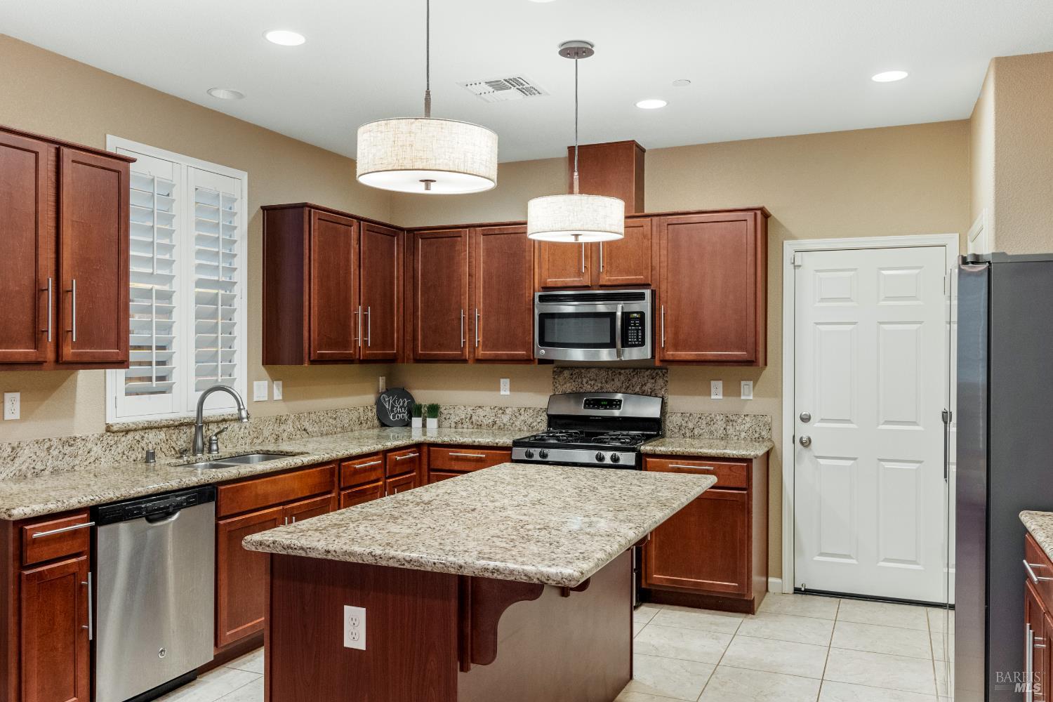 Detail Gallery Image 9 of 51 For 5300 Finkas Ln, Fairfield,  CA 94533 - 3 Beds | 2/1 Baths