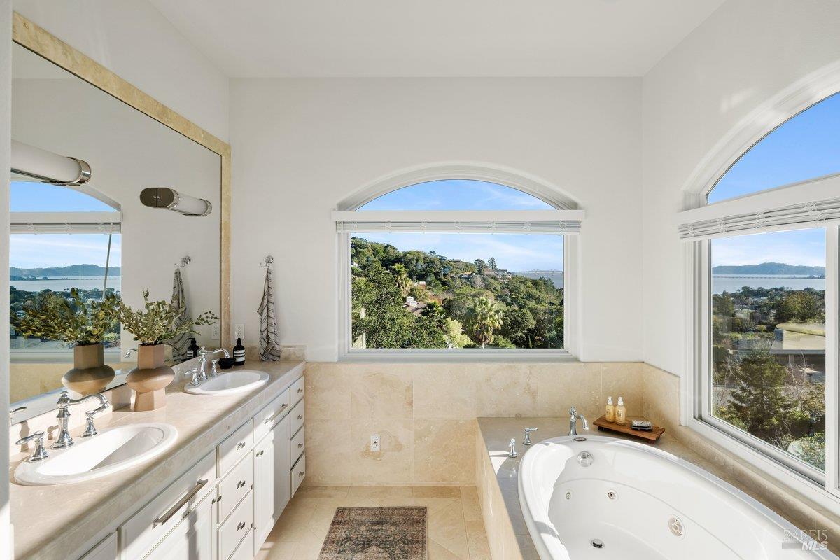 Detail Gallery Image 25 of 32 For 11 Loch Haven Ct, San Rafael,  CA 94901 - 5 Beds | 4/1 Baths
