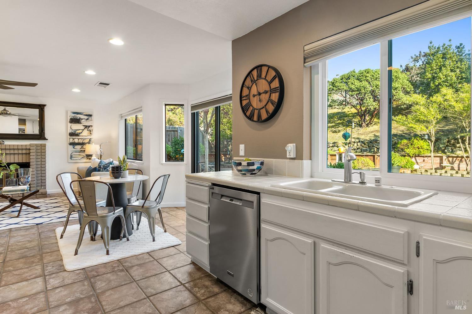 Detail Gallery Image 10 of 60 For 862 Dover Cir, Benicia,  CA 94510 - 3 Beds | 2/1 Baths