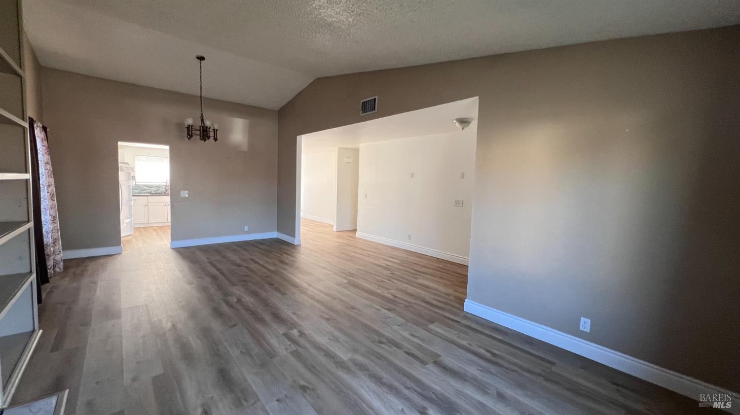 Detail Gallery Image 3 of 20 For 121 Notre Dame Ct, Vallejo,  CA 94589 - 3 Beds | 2 Baths