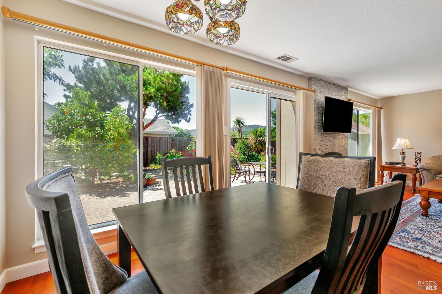 Detail Gallery Image 8 of 30 For 99 San Benito Way, Novato,  CA 94945 - 5 Beds | 3 Baths