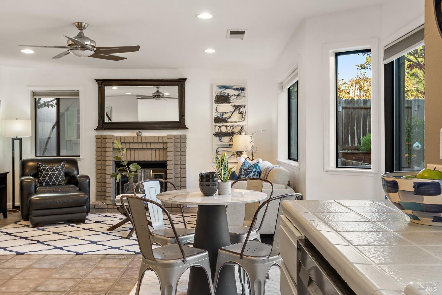 Detail Gallery Image 11 of 60 For 862 Dover Cir, Benicia,  CA 94510 - 3 Beds | 2/1 Baths