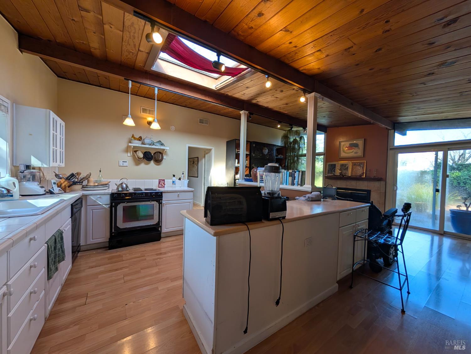 Detail Gallery Image 5 of 24 For 8 Madeline Ct, Novato,  CA 94947 - 3 Beds | 2 Baths