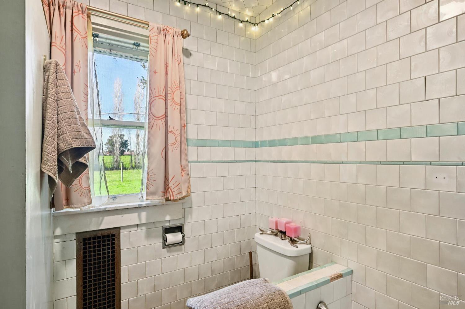 Detail Gallery Image 72 of 89 For 3957 Lakeville Hwy, Petaluma,  CA 94954 - 5 Beds | 2 Baths