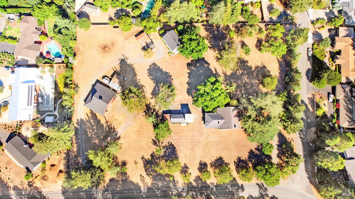 Detail Gallery Image 2 of 20 For 19450 Old Winery Rd, Sonoma,  CA 95476 - 6 Beds | 1/4 Baths