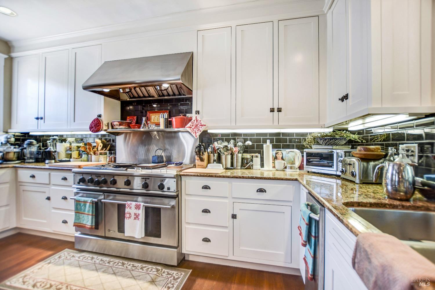 Detail Gallery Image 11 of 20 For 19450 Old Winery Rd, Sonoma,  CA 95476 - 6 Beds | 1/4 Baths