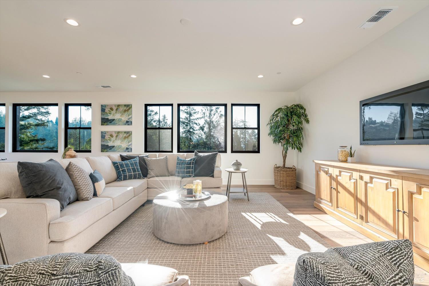 Detail Gallery Image 28 of 50 For 3684 Crown Hill Dr, Santa Rosa,  CA 95404 - 4 Beds | 3/2 Baths