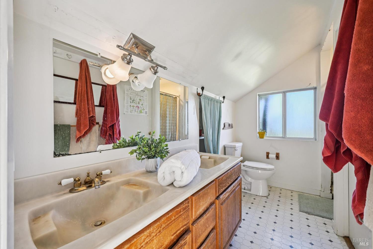 Detail Gallery Image 81 of 89 For 3957 Lakeville Hwy, Petaluma,  CA 94954 - 5 Beds | 2 Baths