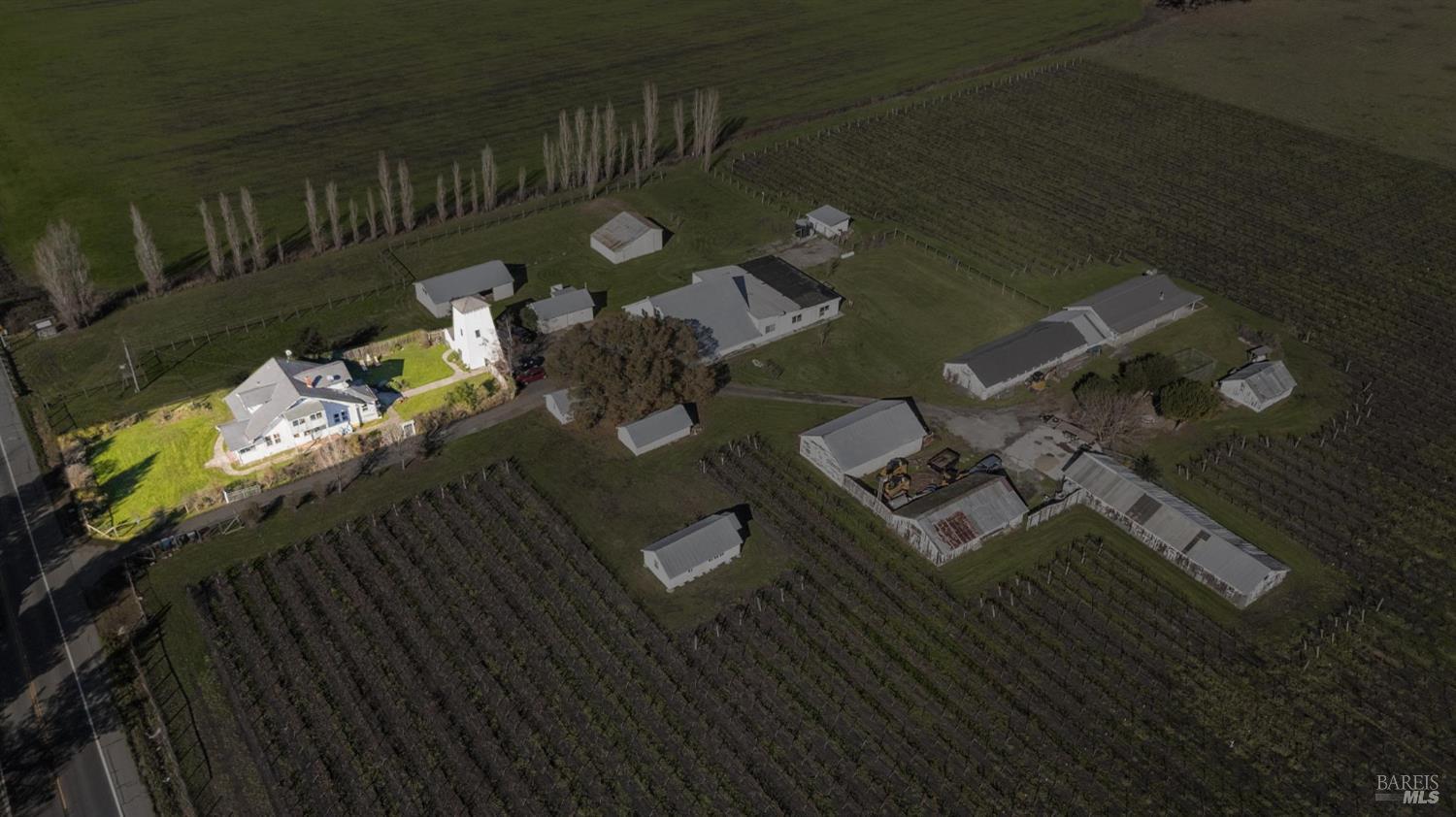 Detail Gallery Image 6 of 89 For 3957 Lakeville Hwy, Petaluma,  CA 94954 - 5 Beds | 2 Baths